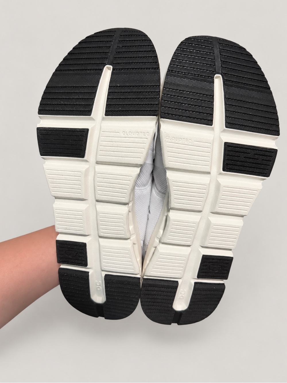 OnCloud Running White Athletic Sneakers with Black Accents New without Box - Picture 3 of 3